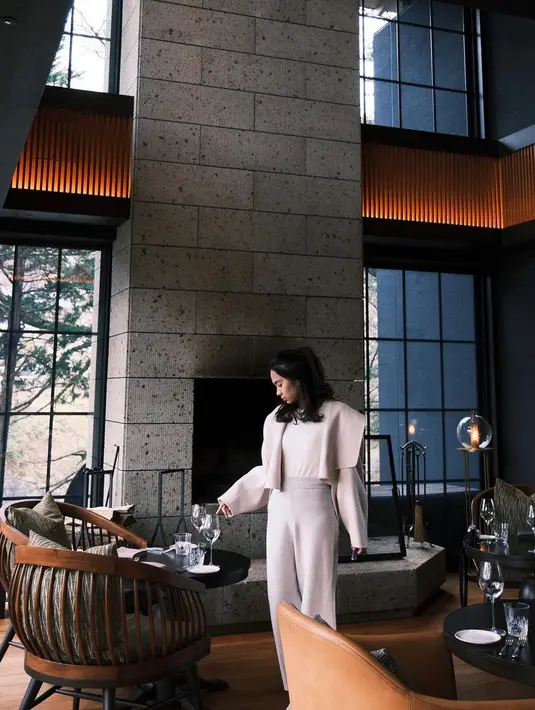 Inspirasi outfit berlapis yang simple, nyaman, tapi stylish salah satunya bisa dilihat dari gaya Azizah Salsha berikut ini. [@azizahsalsha_]