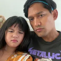 Sebelum menikah, Ibnu dan Ririn sama-sama mempunyai buah hati. Baru-baru ini, kebersamaan anak bungsu Ririn yang bernama Yaya dan anak Ibnu yang bernama Dhofin jadi pusat perhatian publik. [Foto: Instagram/ibnujamilo]