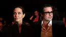 Tak peduli tanggapan publik, peletakkan patung Robert Pattinson di tengah Angelina Jolie dan Brad Pitt menjadi salah satu cara Madame Tussauds menarik perhatian publik untuk mengunjungi Musium Madame Tussauds di London. (AFP/Bintang.com) 
