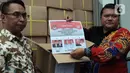 Ketua Komisi Pemilihan Umum (KPU) Jakarta Timur Tedi Setiawan (kanan) bersama Ketua Badan Pengawas Pemilihan Umum (Bawaslu) Jakarta Timur Willem Johanes menunjukkan surat suara Pemilu 2024 untuk calon presiden dan calon wakil presiden yang tiba di Gudang Logistik Kawasan Industri Pulogadung, Jakarta, Minggu (7/1/2024). (merdeka.com/Imam Buhori)