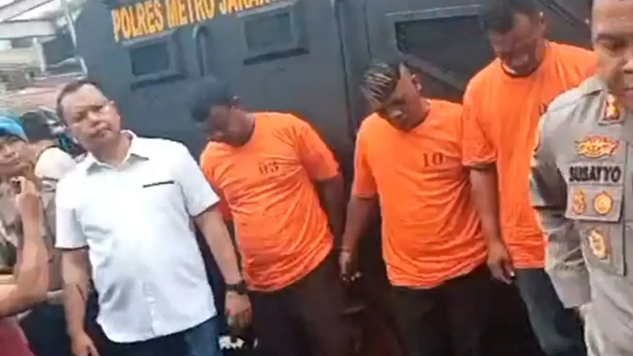 Polisi berhasil meringkus lima orang pelaku pengeroyokan terhadap dua Anggota Satpol PP di kawasan Menteng, Jakarta Pusat.
