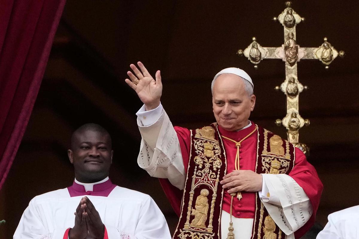 FOTO: Paus Leo XIV Sampaikan Pesan Damai Natal dan Serukan Perdamaian Dunia dari Vatikan