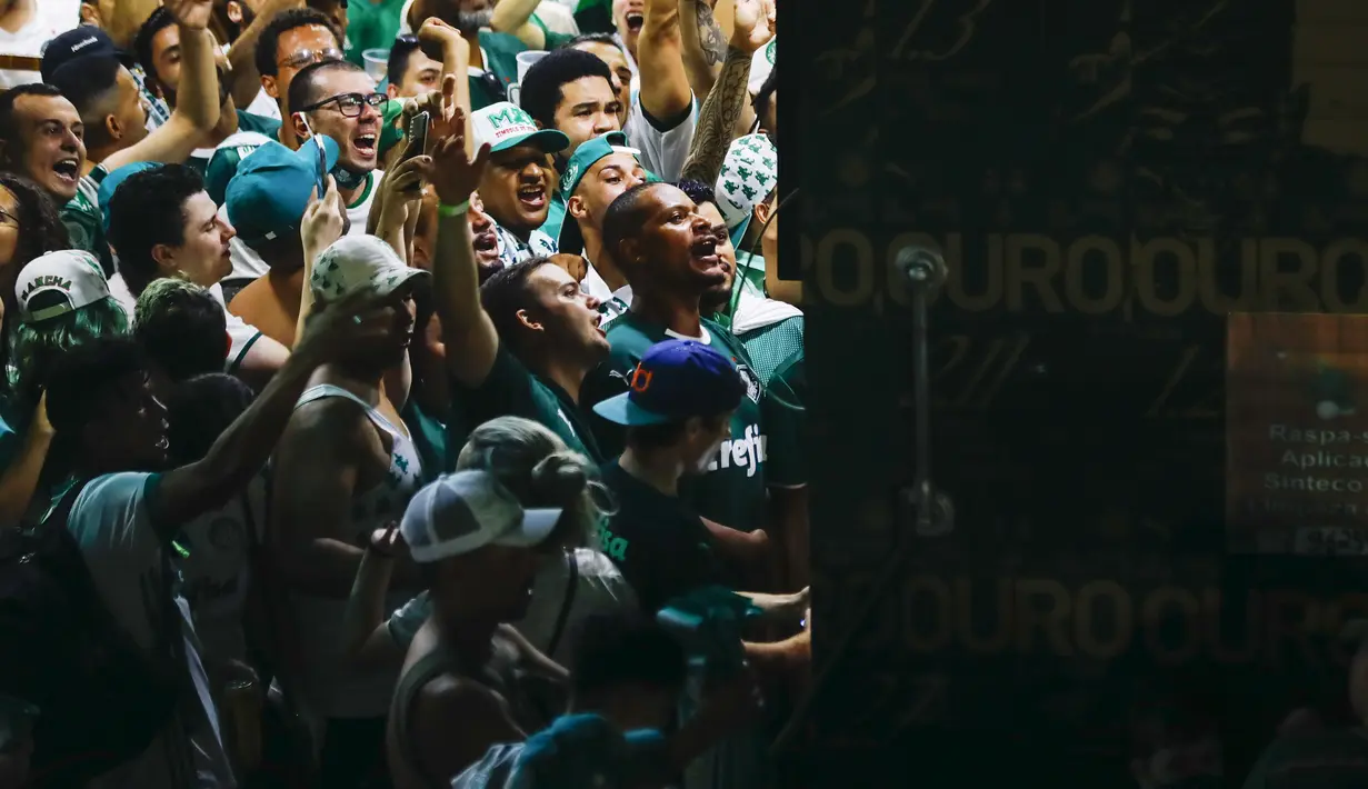 Suporter Palmeiras merayakan kemenangan timnya saat menonton siaran langsung pertandingan kejuaraan Copa Libertadores, di Sao Paulo, Brasil, Sabtu (27/11/2021). Palmeiras kampiun Copa Libertadores 2021 usai mengalahkan Flamengo 2-1 di Stadion Centenario, Uruguay.  (AP Photo/Marcelo Chello)