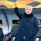 Pelatih Tottenham Hotspur, Jose Mourinho, memberikan arahan kepada pemainnya saat menghadapi LASK pada laga lanjutan Liga Europa di Linzer Stadium, Jumat (4/12/2020) dini hari WIB. Tottenham bermain imbang 3-3 lawan LASK. (AFP/Georg Hochmuth/APA)