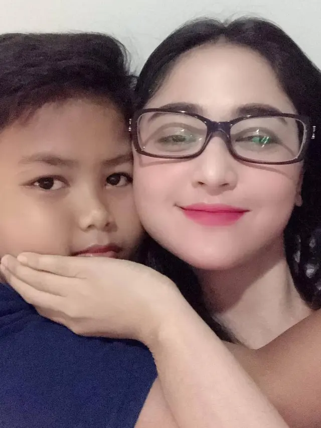 Jarang Tersorot, Ini 7 Momen Kebersamaan Dewi Perssik dan Anak Angkatnya