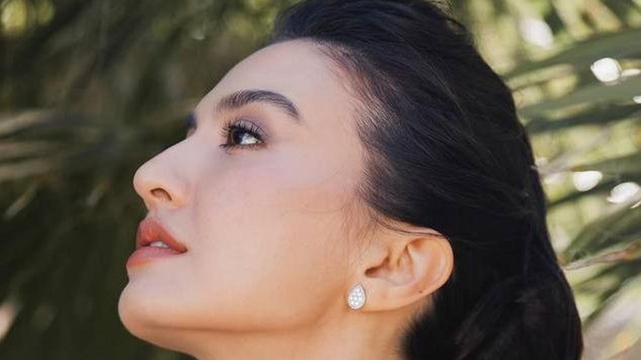 Penampilan Raline Shah semakin sempurna dengan rambut up-do dan makeup soft glam yang dikerjakan oleh MUA asal London, Kelvin Nguyen.