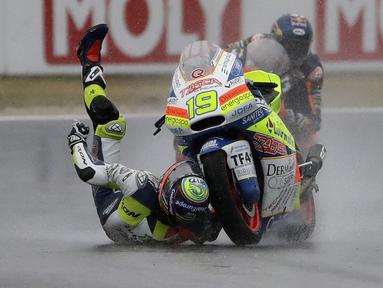 Pebalap Moto 2, Xavier Simeon dari Belgia terjatuh pada lintasan balapan  San Marino Motorcycle Grand Prix di Sirkuit Marco Simoncelli, San Marino (10/9/2017). (AP/Antonio Calanni)