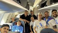 Pemain Timnas Argentina di pesawat Garuda Indonesia dalam perjalanan ke Buenos Aires. (Instagram Alexis Mac Allister)
