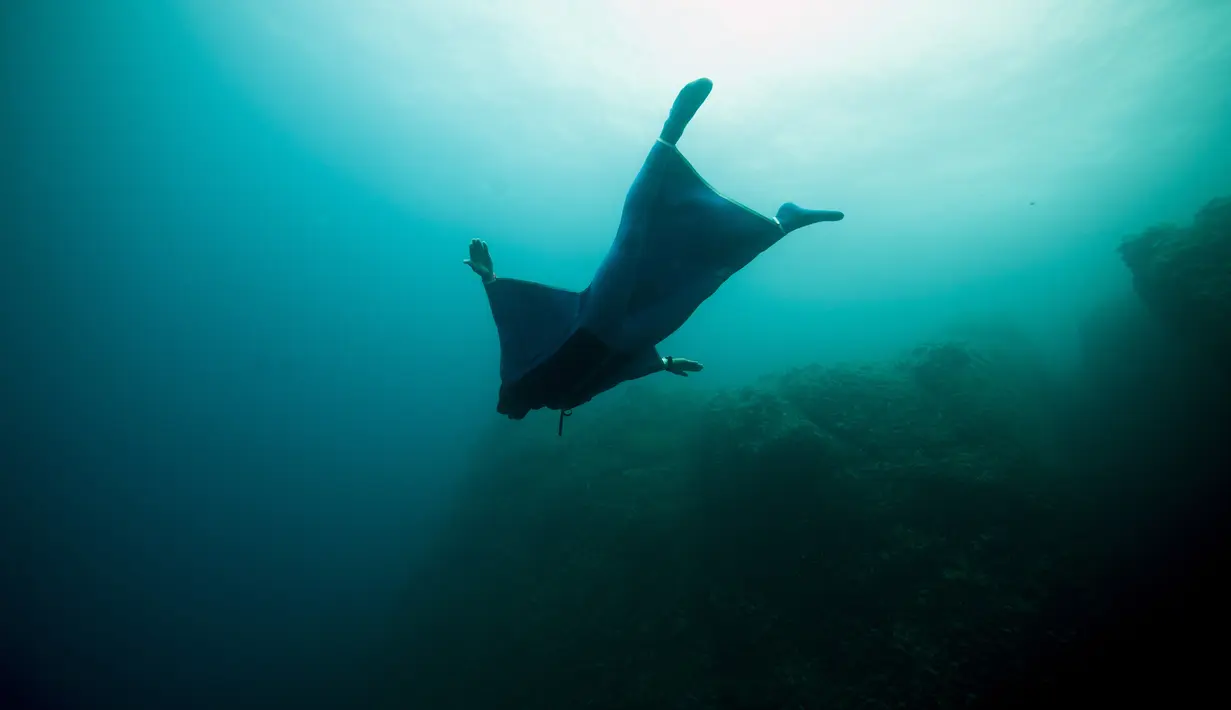 Penyelam gaya bebas asal Monaco, Pierre Frolla memakai prototipe wetsuit 'Oceanwings' saat menyelam di laut Mediterania (13/8). Wetsuit yang digunakan melucur dalam air tersebut diproduksi oleh Aqualung. (AFP Photo/Boris Horvat)
