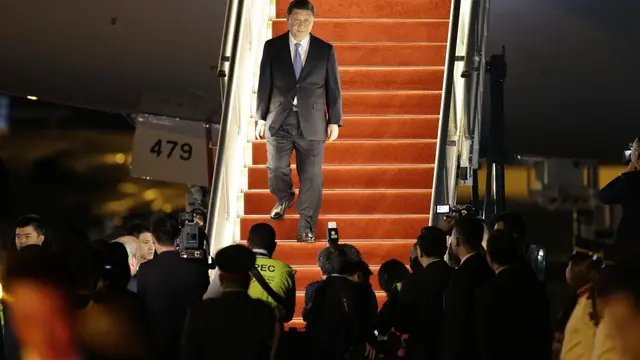 Presiden China Xi Jinping disambut dengan meriah saat tiba di ibu kota Papua Nugini, Port Moresby (AP/Aaron Favila)