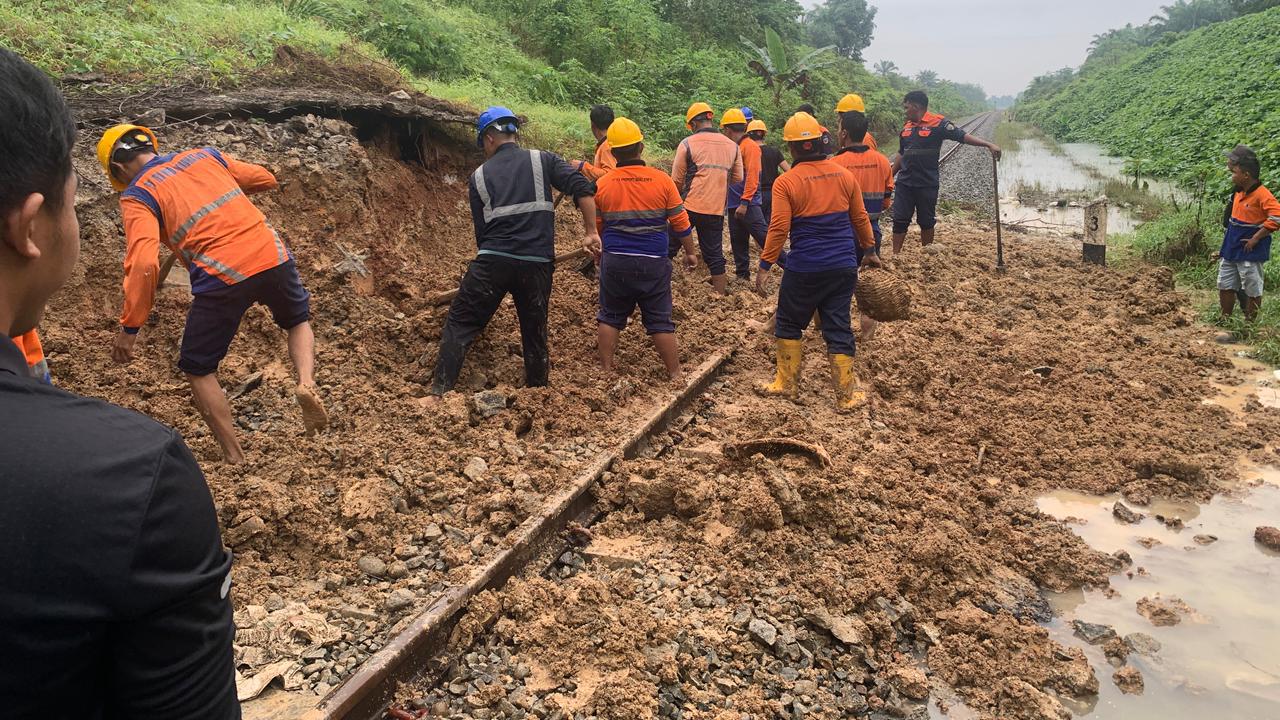 Laju Kereta Api di Sumatera Tersendat, Sejumlah Jalur Tertimbun Longsor-Banjir
