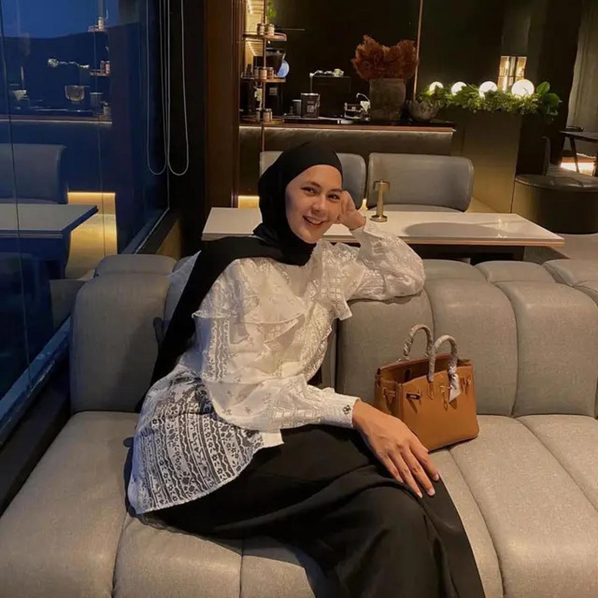 5 Look Andalan Paula Verhoeven, Gaya Kasual yang Siap Temenin Hari Aktif