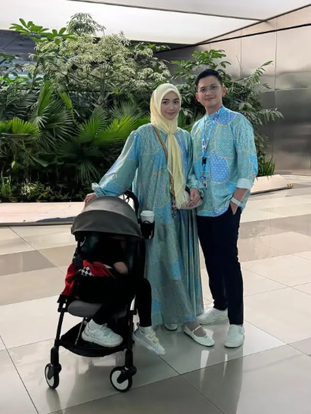 Citra Kirana Pakai Gamis Biru saat Berangkat Umrah (Foto: Instagram @citraciki)