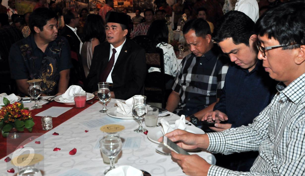 Ki-ka: Maruarar Sirait, Ade Komaruddin, Tito Karnavian, Erick Thohir dan Sutanto Hartono saat menghadiri acara Syukuran Panitia Piala Presiden 2015, Jakarta, Senin (18/1/2016). (Liputan6.com/Yoppy Renato)