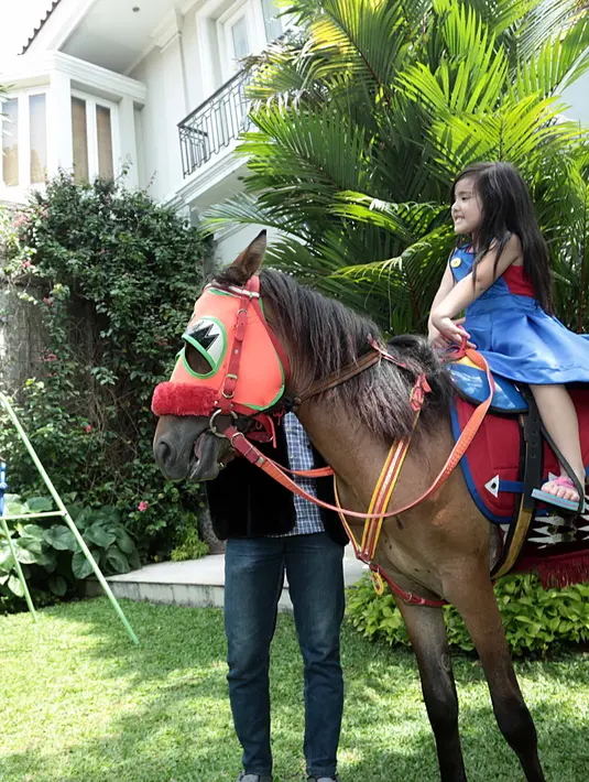 Menurut cerita Nia, gadis kecilnya itu memberikan hadiah yang diambil bekas dari tempat mainannya yang kemudian dibungkusnya sendiri. Melihat tingkah lucu Mikhayla terhadap sang adik, Nia sangatlah senang. (Nurwahyunan/Bintang.com)