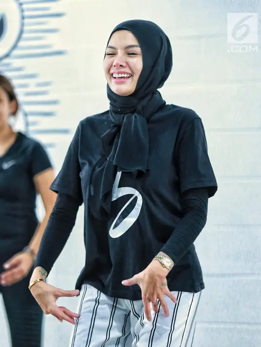 Artis Nikita Mirzani berolahraga zumba di kawasan Kebayoran Baru, Jakarta, Rabu (8/8). Nikita sering mengikuti zumba agar menjaga kebugaran tubuh usai aktifitasnya yang padat. (Liputan6.com/Faizal Fanani)