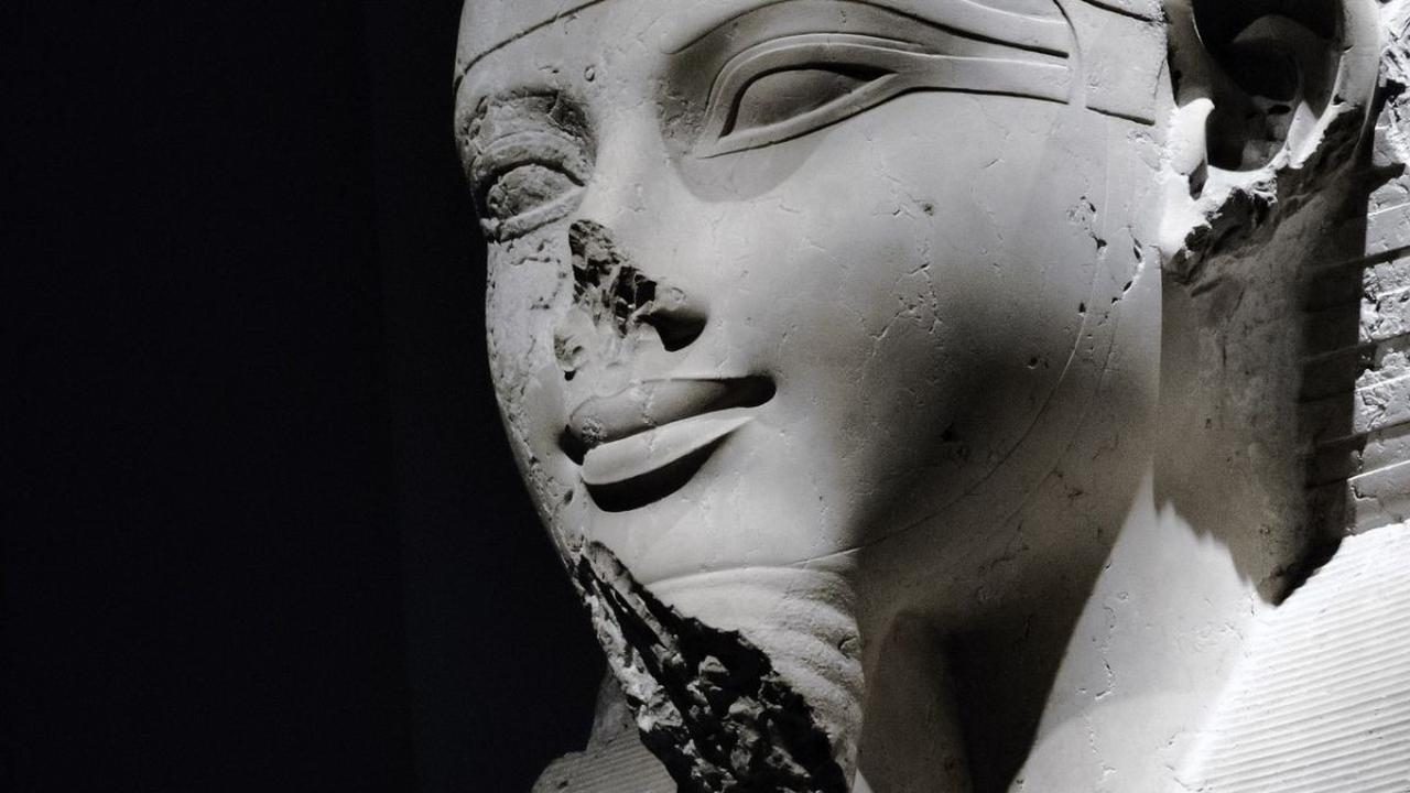 Dalam pintu masuk ke kuil Mesir Kuno di Abu Simbel, terdapat empat patung Firaun raksasa yang duduk, dua di setiap pintu masuk.