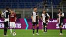 Pemain Juventus tampak kecewa usai timnya kalah saat menghadapi AC Milan pada laga lanjutan Serie A di San Siro, Rabu (8/7/2020) dini hari WIB. Juventus kalah 2-4 atas AC Milan. (AFP/Miguel Medina)