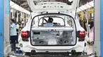 Pekerja saat melakukan pengecekan body mobil Mercedes-Benz GLC di Pabrik Wanaherang, Bogor, Jawa Barat, Selasa (24/5). Produk terbaru di segmen Sport Utility Vehicle (SUV) tersebut dirakit di dalam negeri. (Liputan6.com/Immanuel Antonius)