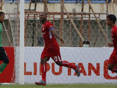 Selebrasi bek Persik Kediri, Andri Ibo (kedua dari kiri) usai mencetak gol kedua timnya ke gawang Madura United lewat eksekusi penalti dalam laga Grup C Piala Menpora 2021 di Stadion Si Jalak Harupat, Bandung, Sabtu (3/4/2021). Persik menang 2-1 atas Madura United. (Bola.com/Ikhwan Yanuar)