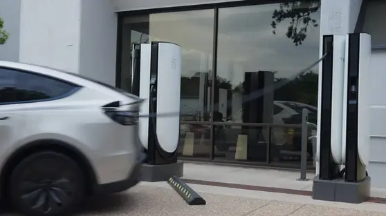 Tesla Rilis Fitur 'Kabur Darurat', Kabel Supercharger Boleh Putus