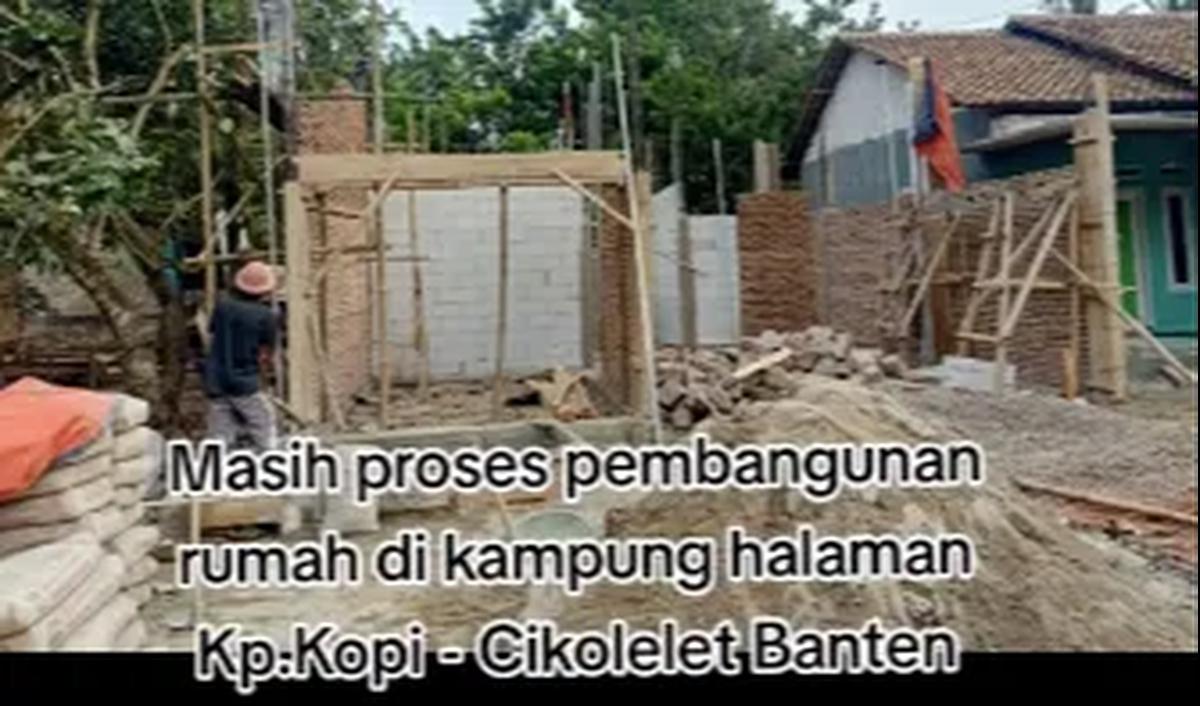 Dalam unggahannya yang sama, Fitri juga memperlihatkan rumah di kampung halamannya yang sedang dalam proses pembangunan.&nbsp;<br>