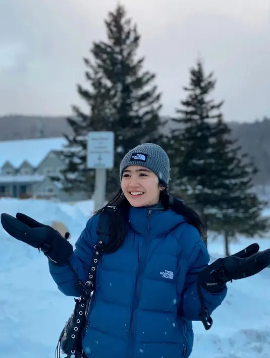 Cantiknya Febby Rastanty main salju mengenakan puffer jacket berwarna biru navy. Ia padukan penampilannya dengan celana panjang hitam dan beanie abu-abu. [Foto: Instagram/febbrastanty]