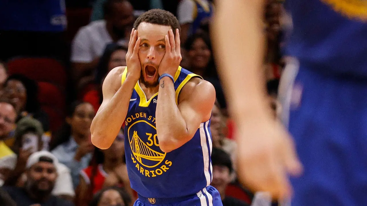 Foto: Lakukan Selebrasi Ala Home Alone, Berikut Momen Stephen Curry Pecundangi Dillon Brooks saat Laga NBA 2023/2024