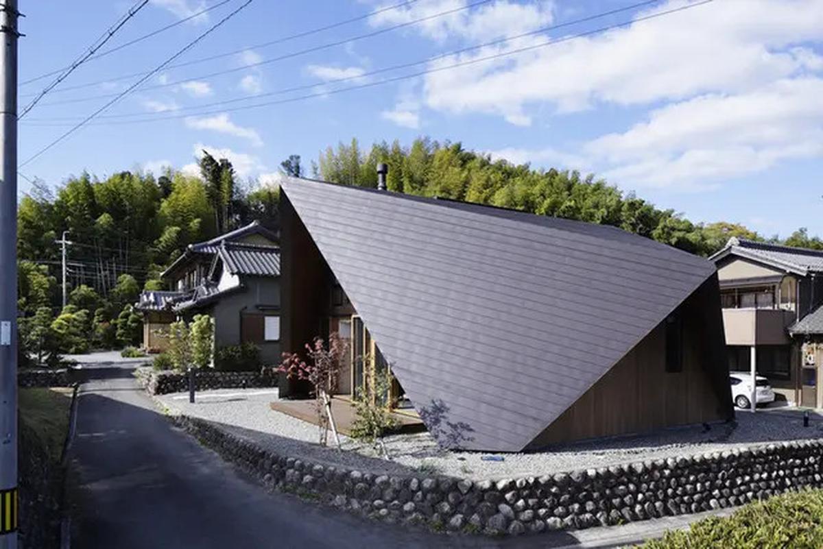 Model Rumah Atap Miring dengan Gaya Estetik dan Adem April 2025