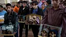 Sejumlah orang membawa tengkorak manusia yang dihias selama Festival Natitas di La Paz, Bolivia (8/11). Ritual ini digelar seminggu setelah Hari Mati di Bolivia. (AP Photo/Juan Karita)
