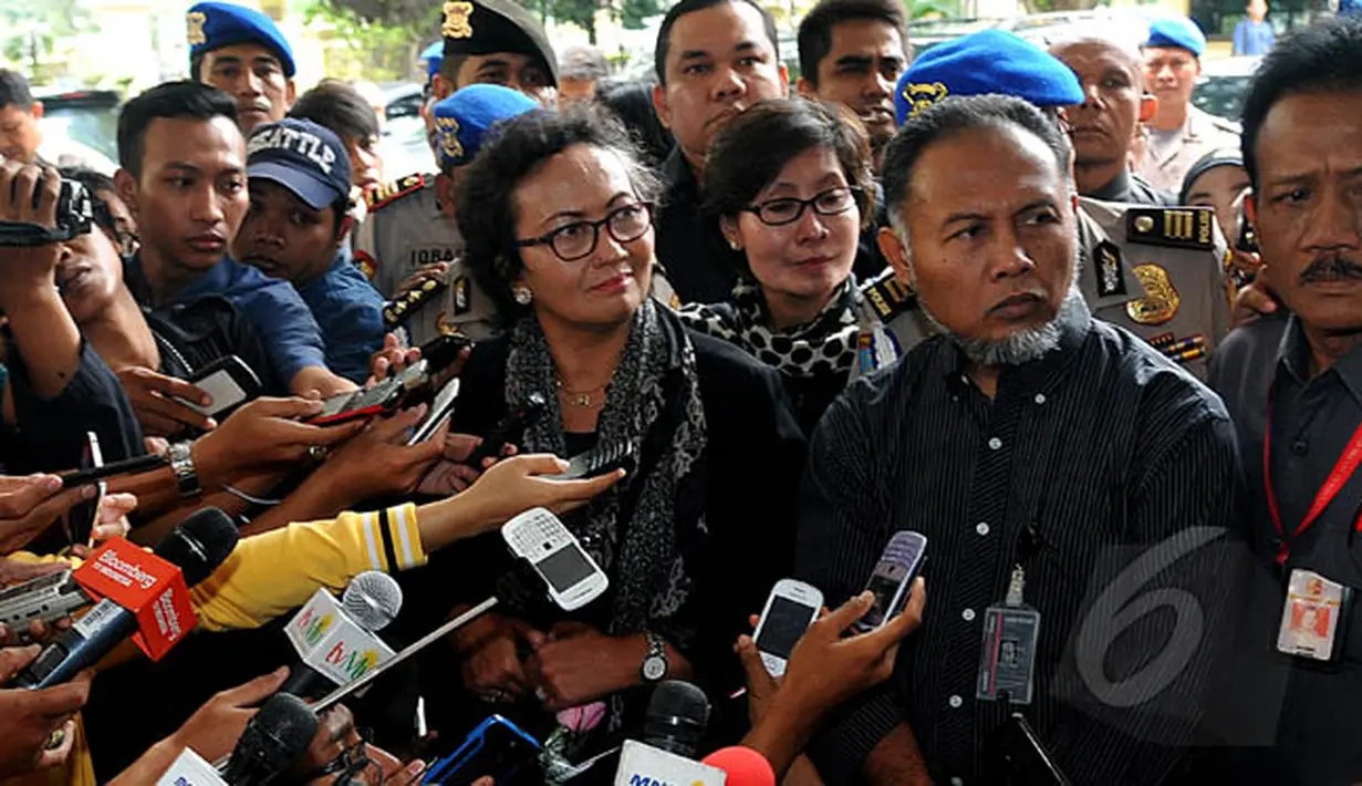 Wakil Ketua KPK, Bambang Widjojanto didampingi kuasa hukumnya, Nursyahbani Katjasungkana memenuhi panggilan di Bareskrim Mabes Polri, Jakarta, Selasa (3/2/2015). (Liputan6.com/Johan Tallo)