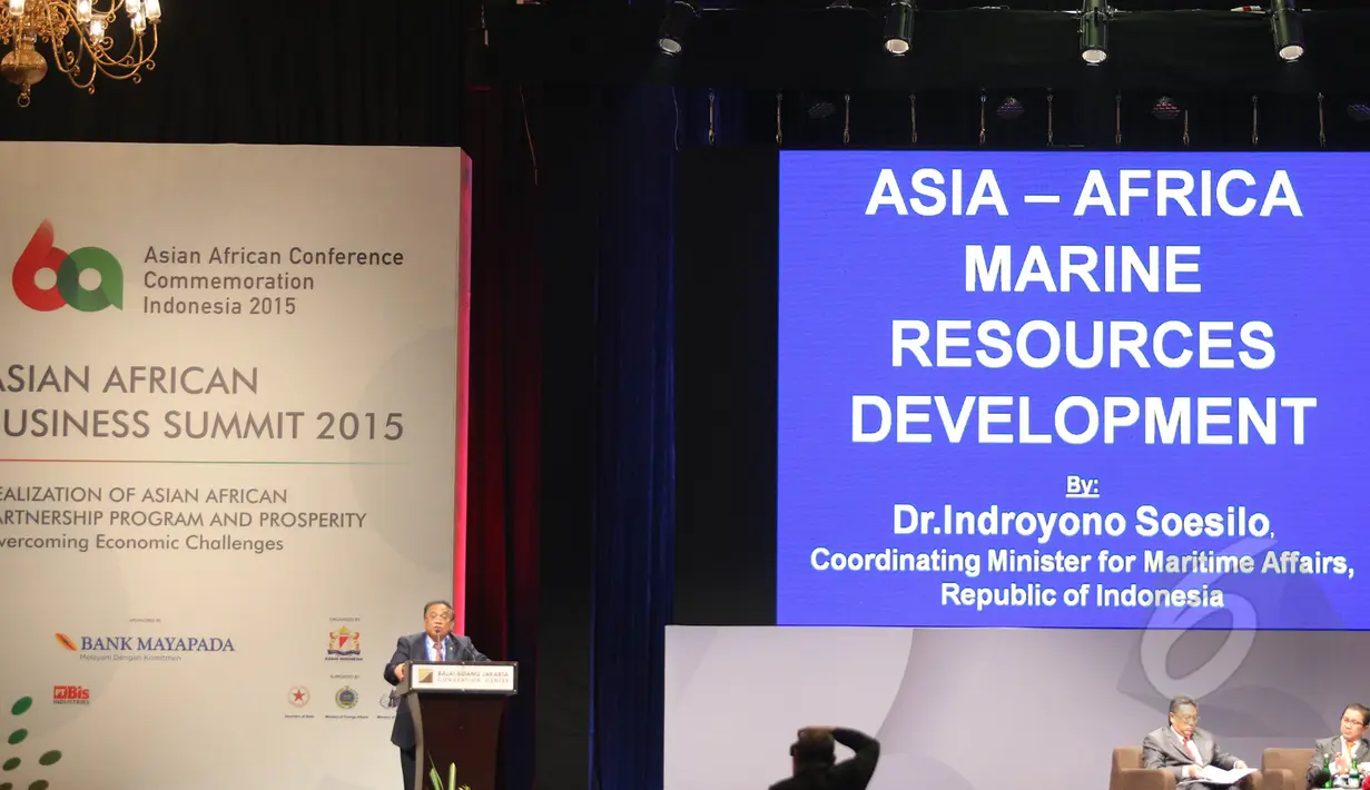 Indroyono Soesilo memperkenalkan strategi maritim Indonesia saat sesi Asian African Business Summit di JCC, Jakarta, Selasa (21/4/2015). Sesi tersebut mengangkat tema peran kemaritiman guna menjalin konektifitas Asia-Afrika (Liputan6.com/Herman Zakharia)