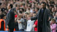 Manajer Chelsea Jose Mourinho (kanan) dan manajer Liverpool Rafael Benitez saat keduanya bertemu pada 2005. (AFP/Odd Andersen)