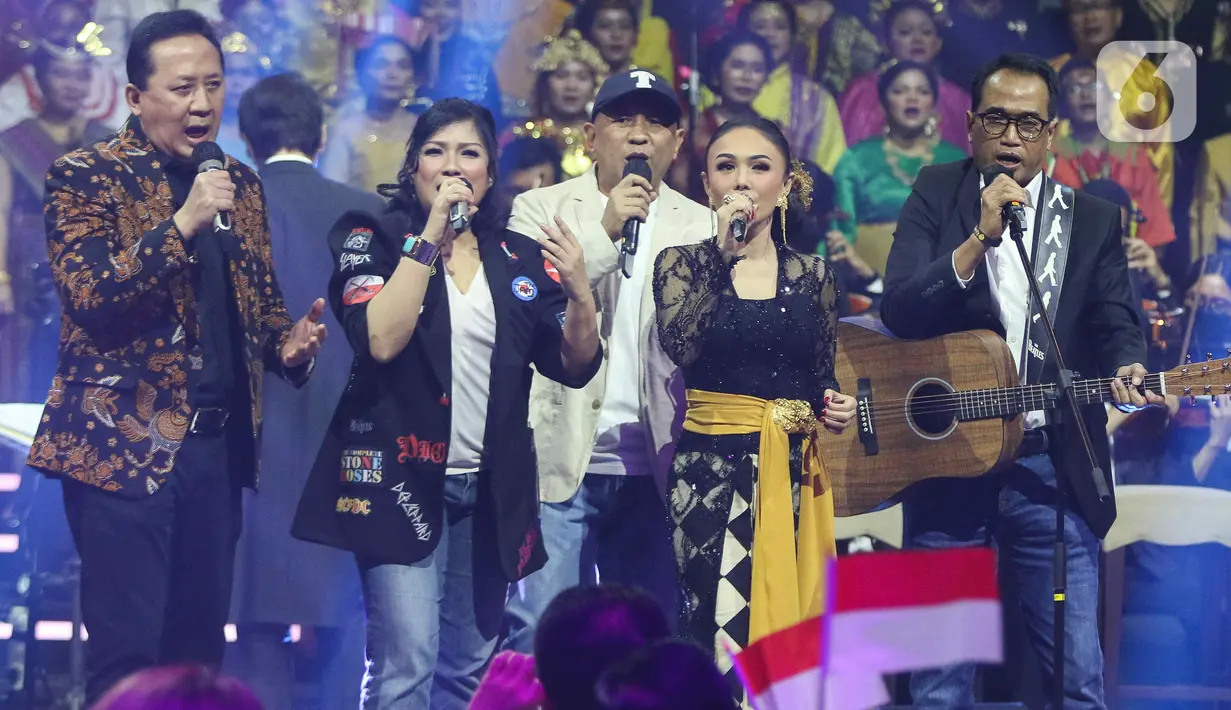 Penampilan Elek Yo Band bersama penyanyi senior Yuni Shara dan gitaris Dewa Budjana saat Konser Kebangsaan, Simfoni Insan Perhubungan, Bangkit Maju Bersama di Jakarta, Sabtu (6/8/2022). Konser Kebangsaan tersebut dalam rangka memeriahkan HUT RI ke-77 dan menyambut Hari Perhubungan Nasional (Harhubnas) ke-52, Kementerian Perhubungan. (Liputan6.com/Herman Zakharia)