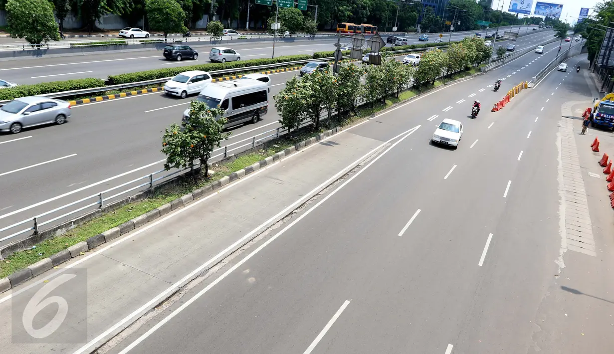 Kondisi arus lalu lintas di Jalan Tol Pancoran, Jakarta, Senin (12/9). Jalanan di Ibu Kota Jakarta tampak lengang pagi hingga menjelang siang karena warga sedang merayakan Idul Adha 1437 H. (Liputan6.com/Helmi Afandi)