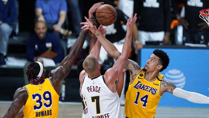Pebasket Los Angeles Lakers, Dwight Howard dan Danny Green, berusaha menghadang pemain Denver Nuggets, Mason Plumlee, pada laga NBA di The Arena, Senin (11/8/2020). LA Lakers menang dengan skor 124-121. (AP Photo/Ashley Landis, Pool)