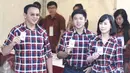 Cagub DKI Jakarta, Basuki T Purnama bersama keluarga menunjukkan nomor urut pencoblosan pada Pilkada DKI 2017 di TPS 054 Pantai Mutiara, Jakarta Utara, Rabu (15/2). (Liputan6.com/Faizal Fanani)