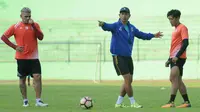 Arema FC menyiapkan Ahmad Bustomi dan Cristian Gonzales sebagai eksekutor bola mati saat meladeni Persela Lamongan. (Bola.com/Iwan Setiawan)