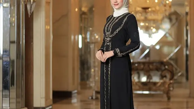 Model Gamis Hitam Mewah yang Cocok Jadi Outfit Pesta/Ilustrasi gambar oleh AI