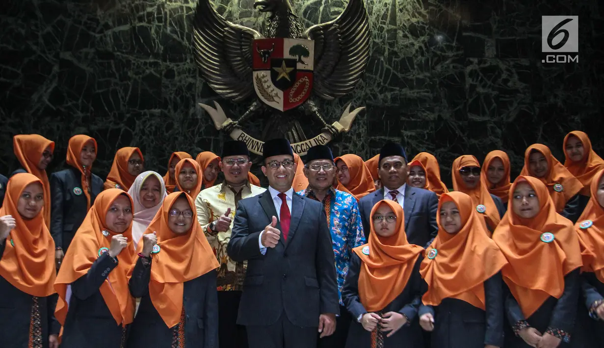 Gubernur DKI Jakarta Anies Baswedan foto bersama Kafilah Provinsi DKI Jakarta untuk mengikuti Musabaqah Tilawatil Quran (MTQ) Tingkat Nasional XXVII, Jakarta, Kamis (4/10). Anies berharap Kafilah DKI dapat meraih juara umum. (Liputan6.com/Faizal Fanani)