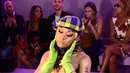 Rapper AS, Nicki Minaj menghadiri fashion show Versace pada Milan Fashion Week, 21 September 2018. Nicki Minaj tampil cukup nyeleneh dalam balutan gaun bustier super seksi, serta topi dan kerudung, juga sarung tangan hijau. (AFP/Miguel MEDINA)