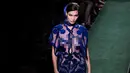 Model asal AS, Bella Hadid menghadirkan sebuah karya perancang Karl Lagerfeld untuk rumah mode Fendi sebagian dari pameran koleksi Haute Couture Fall / Winter 2017/2018 di Paris, Prancis, (5/7). (AP Photo/Kamil Zihnioglu)