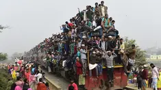 Umat Muslim Bangladesh menaiki kereta yang penuh sesak setelah ikut dalam Akheri Munajat, atau doa terakhir, di Biswa Ijtema, atau World Muslim Congregation, di Tongi, sekitar 30 km sebelah utara Dhaka, 10 Januari 2016. (AFP PHOTO/Munir uz ZAMAN)