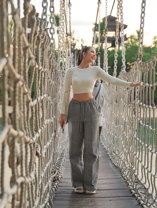 Salah satunya saat ia memadukan crop long sleeve dengan celana tartan. Dengan postur tubuh yang ideal, Andrea Dian menjadikan outfit kasual ini terlihat stylish. [@andreadianbimo]
