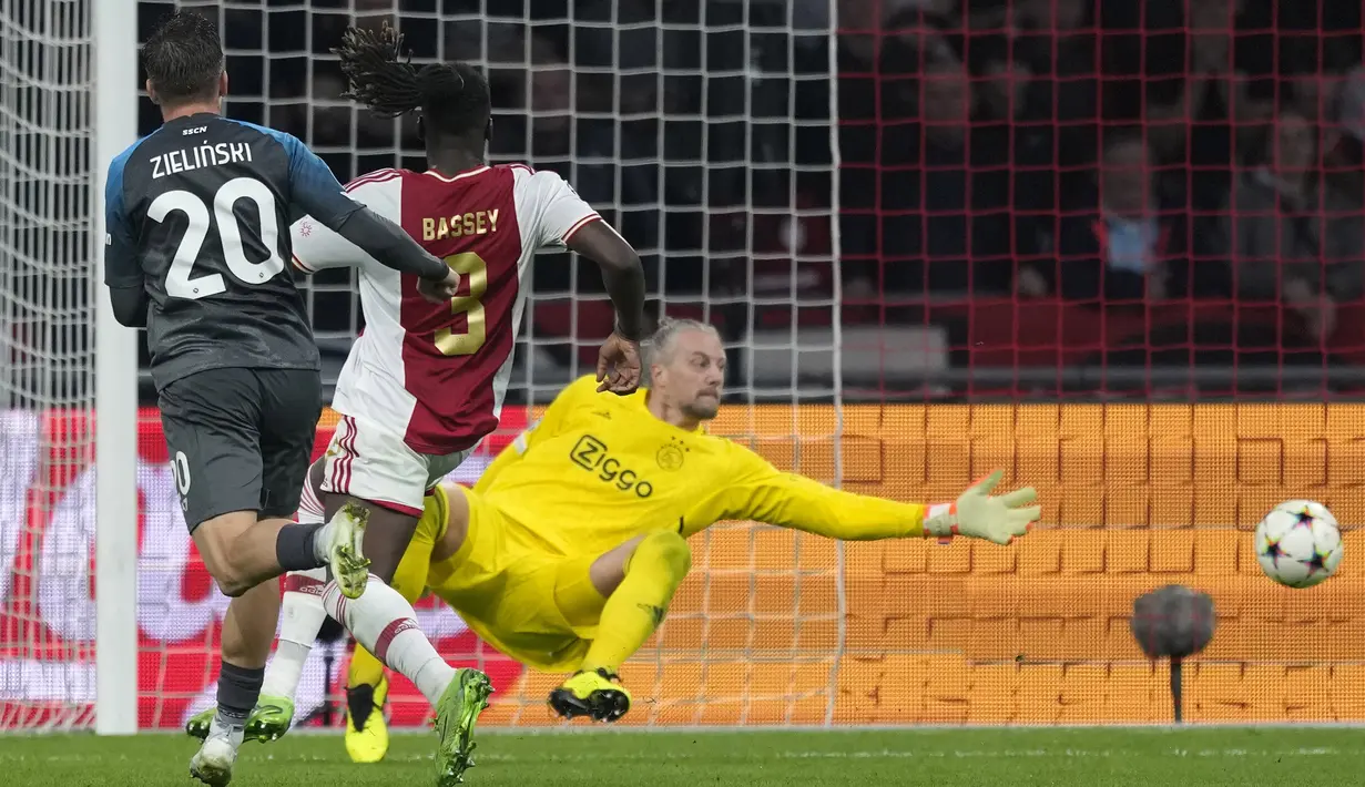 Lalu, ada gol dari Piotr Zielinski pada menit ke-45. Babak pertama berakhir dengan skor 3-1 untuk Napoli. (AP Photo/Peter Dejong)