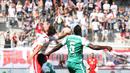 Bek Werder Bremen, Assani Lukimya (kanan) berduel di udara dengan penyerang RB Salzburg pada babak semifinal. (Bola.com/Reza Khomaini)
