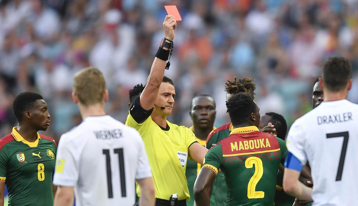 Wasit Wilmar Roldan, mengeluarkan kartu merah untuk bek Kamerun, Ernest Mabouka pada laga Grup B Piala Konfederasi 2017, di Stadion Fisht Olympic, Sochi, Minggu (25/6/2017). Jerman menang 3-1 atas Kamerun. (AP/Martin Meissner)