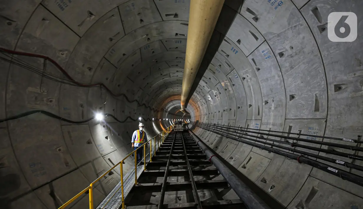 <p>Terowongan bawah tanah yang akan menjadi akses MRT pada pembangunan proyek MRT Fase 2 di Monas, Jakarta, Selasa (20/9/2022). Jarak antarstasiun sekitar 0,6-1 kilometer dengan sistem persinyalan Kendali Kereta Berbasis Komunikasi (CBTC) dan sistem operasi otomatis tingkat 2. (Liputan6.com/Faizal Fanani)</p>