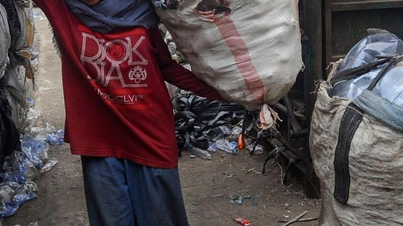 Hasil daur ulang plastik tersebut telah dipasarkan kepada perusahaan berbahan baku plastik di Pulau Jawa.
