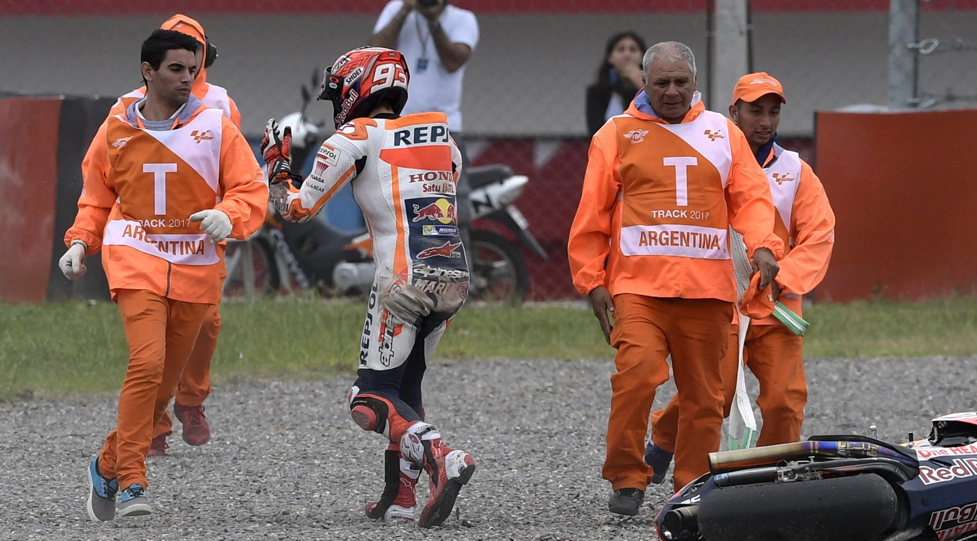 Meski jatuh di Grand Prix Argentina, Juara dunia MotoGP tersebut mengaku tidak mau berlarut-larut dalam penyesalan, karena dia harus menatap seri berikutnya di Austin, Amerika Serikat, Minggu (9/4). (AFP Photo/ JUAN MABROMATA)